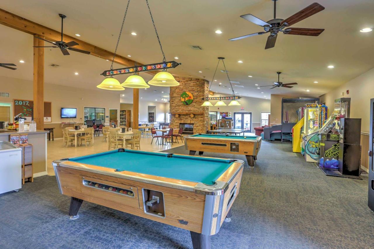 With Scenic Patio And Pool Access Appartement